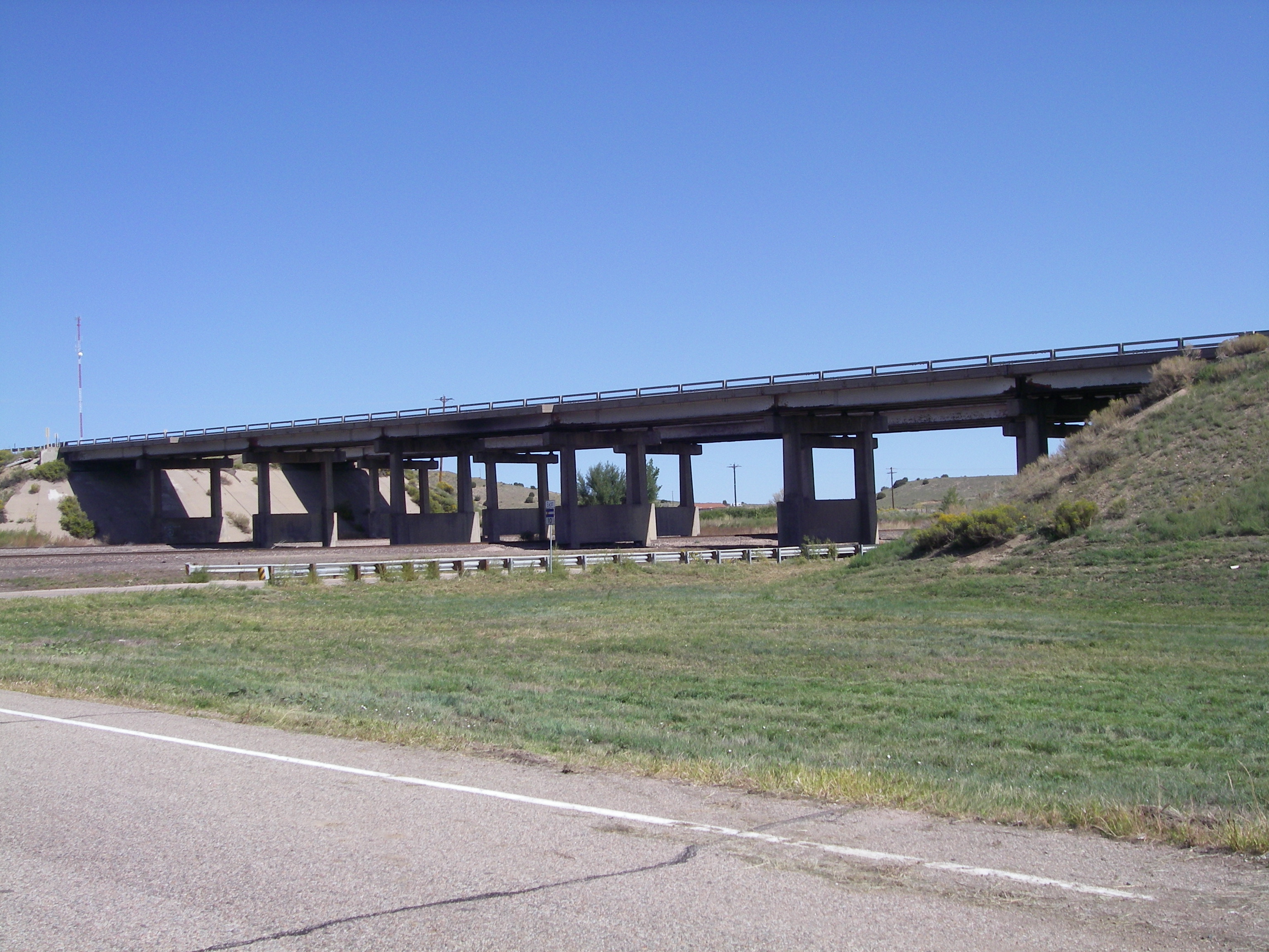 I-25 Southbound over US 160 and Railroad Spur detail image