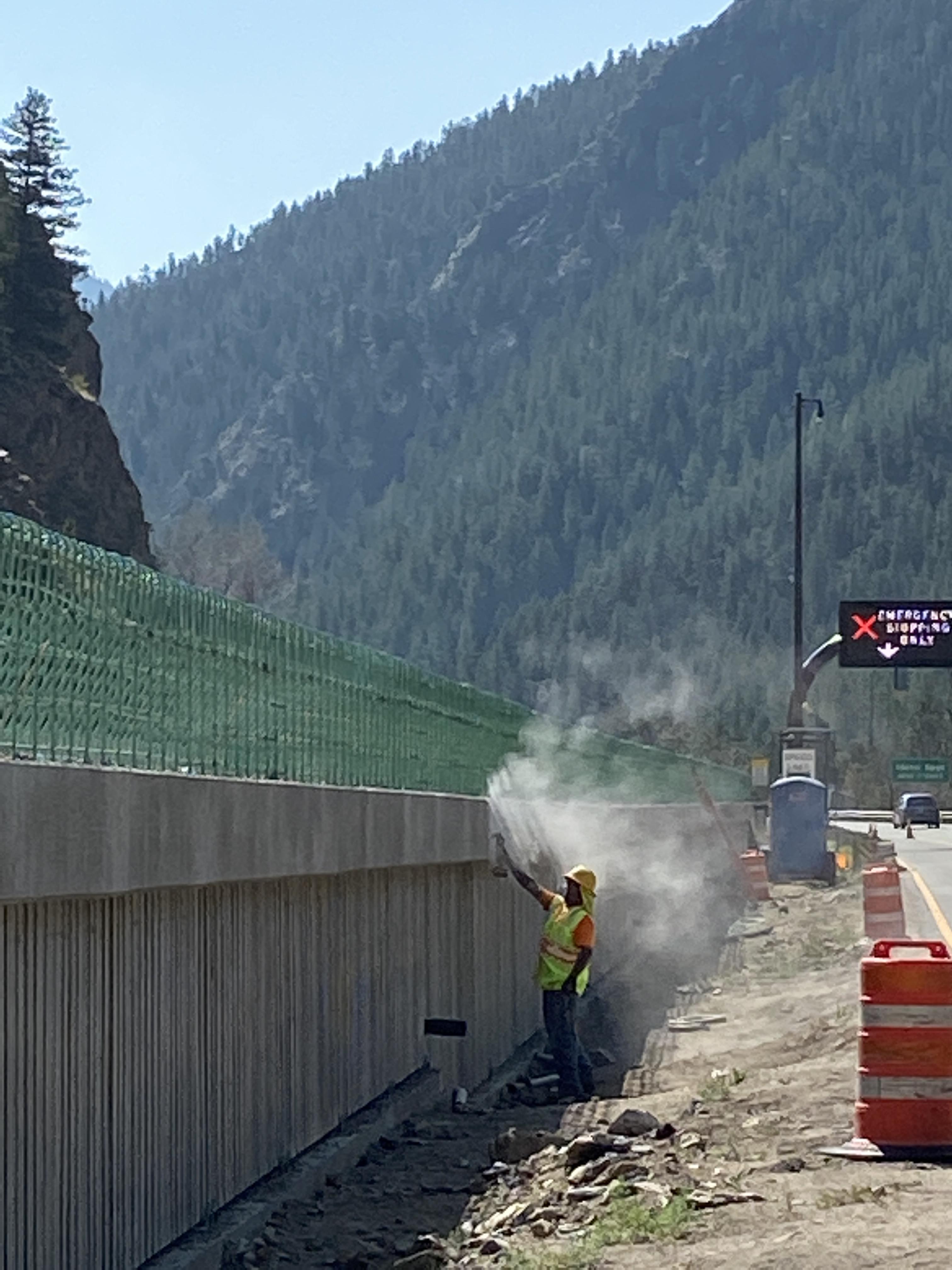 Eastbound median retaining wall detail image