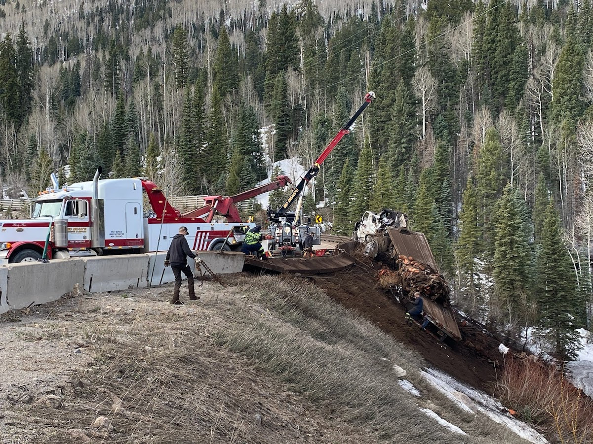 US550_cascade_curve_towing_truck_recovered_wreckage.jpg detail image